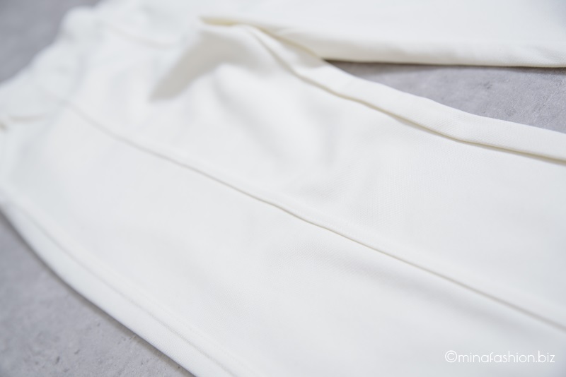 美脚効果抜群のホワイトパンツで作るきれいめファッション