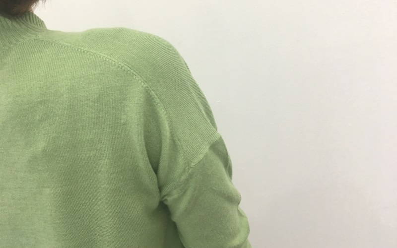 DoCLASSE　シルクフィール・ボタンデザインセーター
